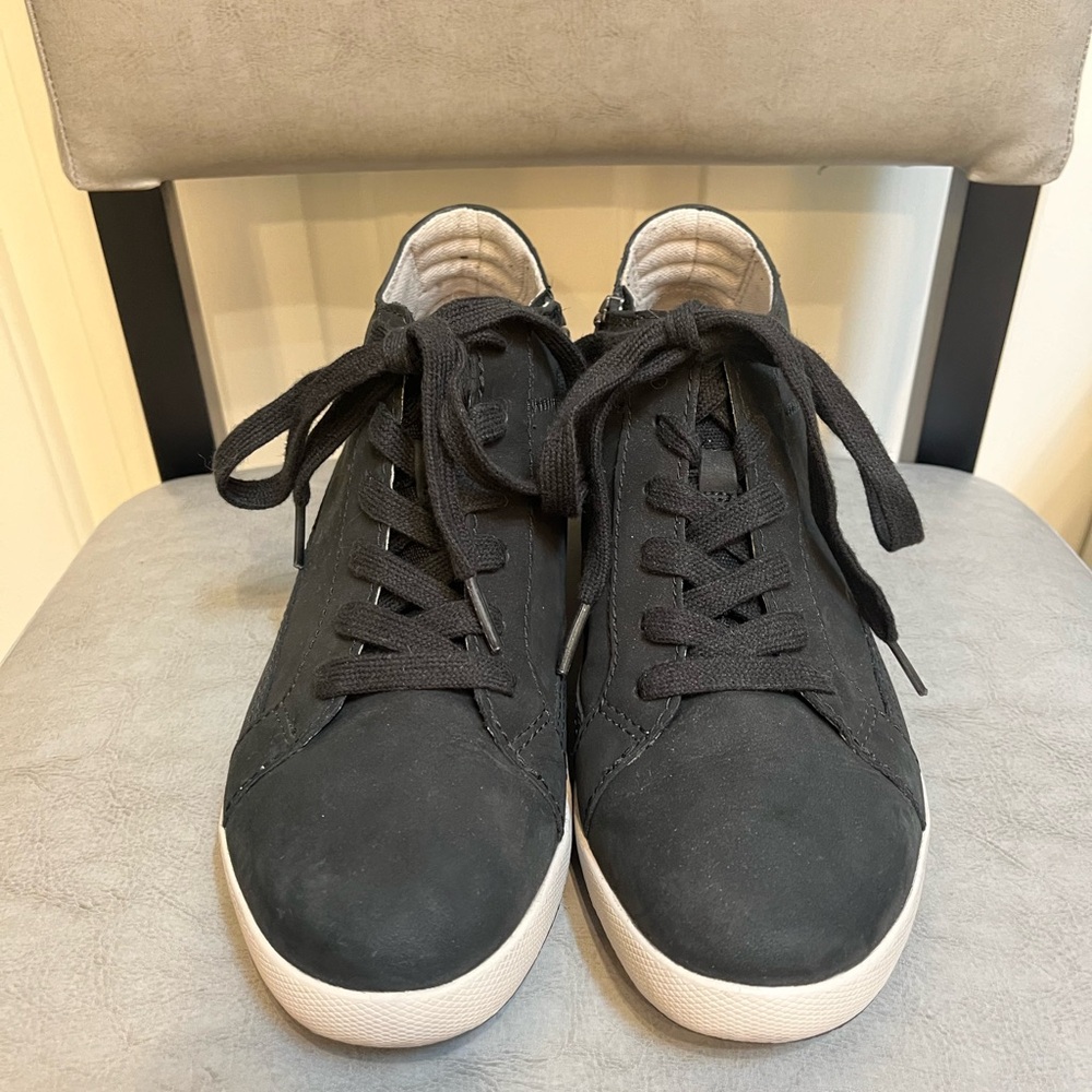 Dansko Women’s Onyx Black Sneakers EU Size 39, US 8.5-9 VGUC